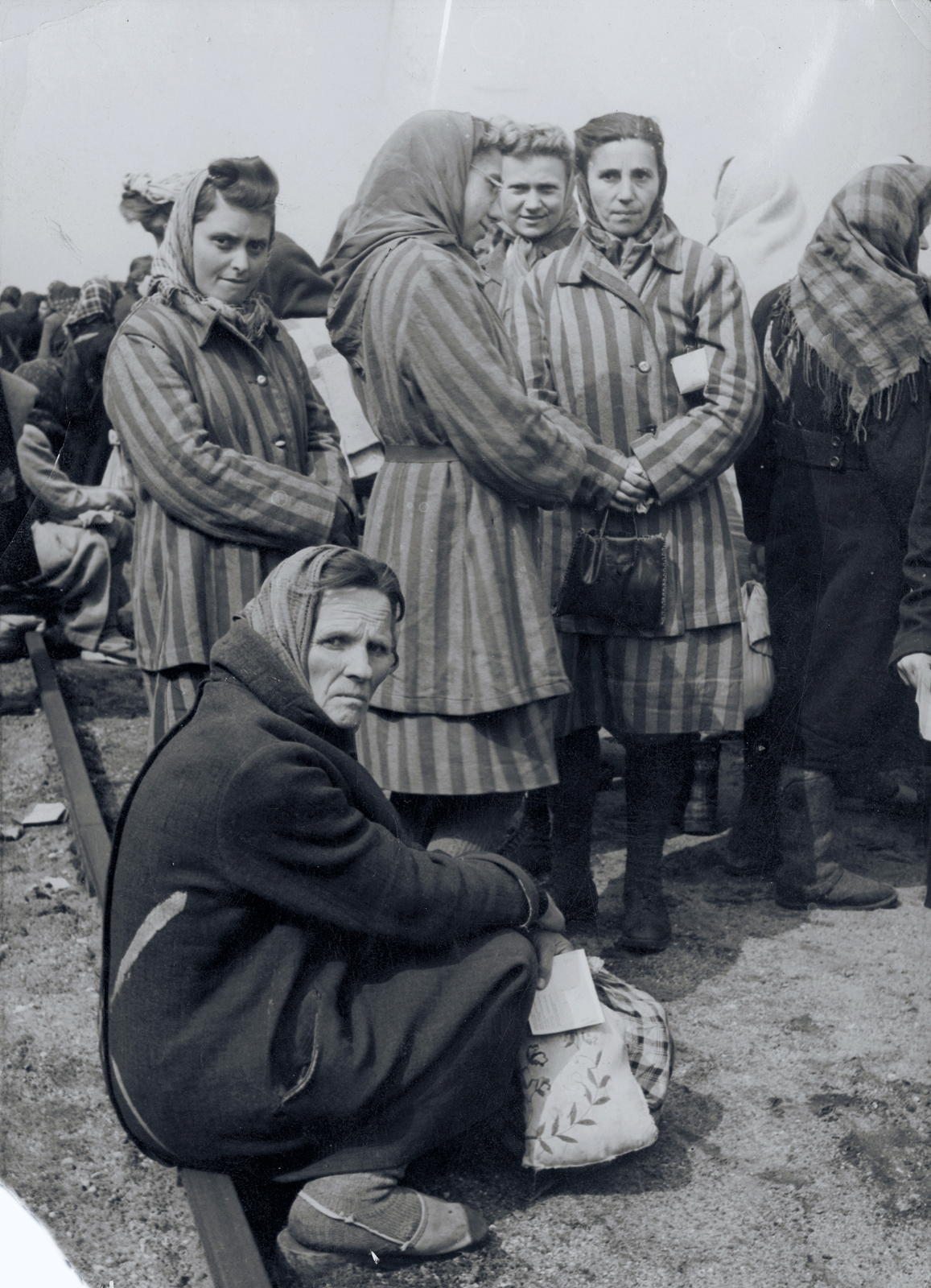 Vrouwelijke Joodse gevangenen, bevrijd uit Ravensbruck, bij de Deense grens op weg naar Zweden