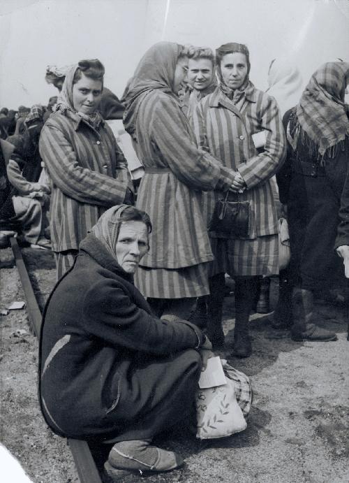Vrouwelijke Joodse gevangenen, bevrijd uit Ravensbruck, bij de Deense grens op weg naar Zweden