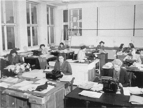 Correspondentiekantoor van het UNRRA Central Tracing Bureau, waar typisten dagelijks honderden brieven schrijven in de hoop families te herenigen