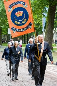 Leden van de Stichting Genootschap Engelandvaarders lopen mee in het defilé tijdens de Veteranendag, 28 juni 2008.